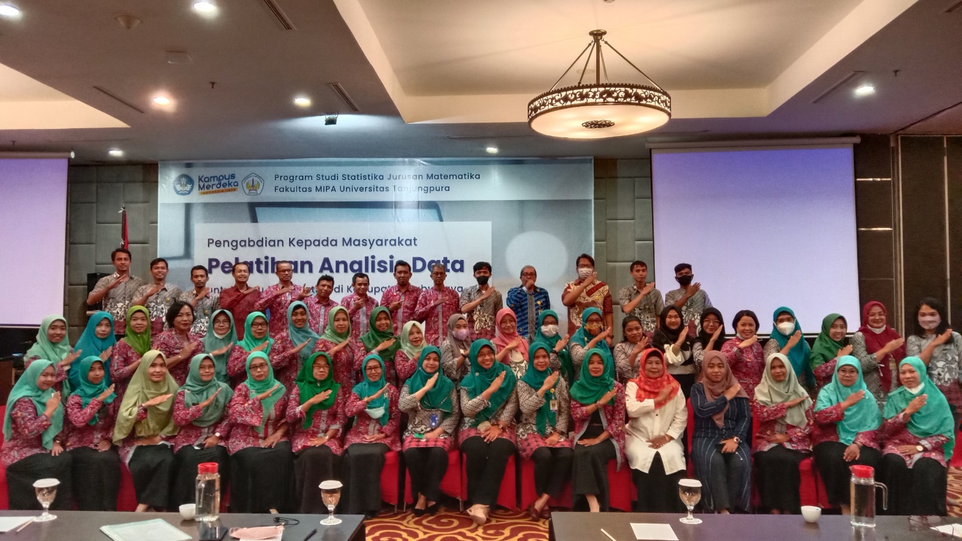 Tim PKM Dosen Prodi Statistika FMIPA Untan Kenalkan Pengolahan Data Melalui Microsoft Excel