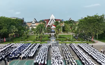 1800 mahasiswa baru Universitas Tanjungpura (Untan) mengikuti Upacara Pengenalan  Kehidupan  Kampus  bagi  Mahasiswa  Baru  (PKKMB) tahun 2023 digelar Halaman Rektorat pada Senin (7/8/2023).