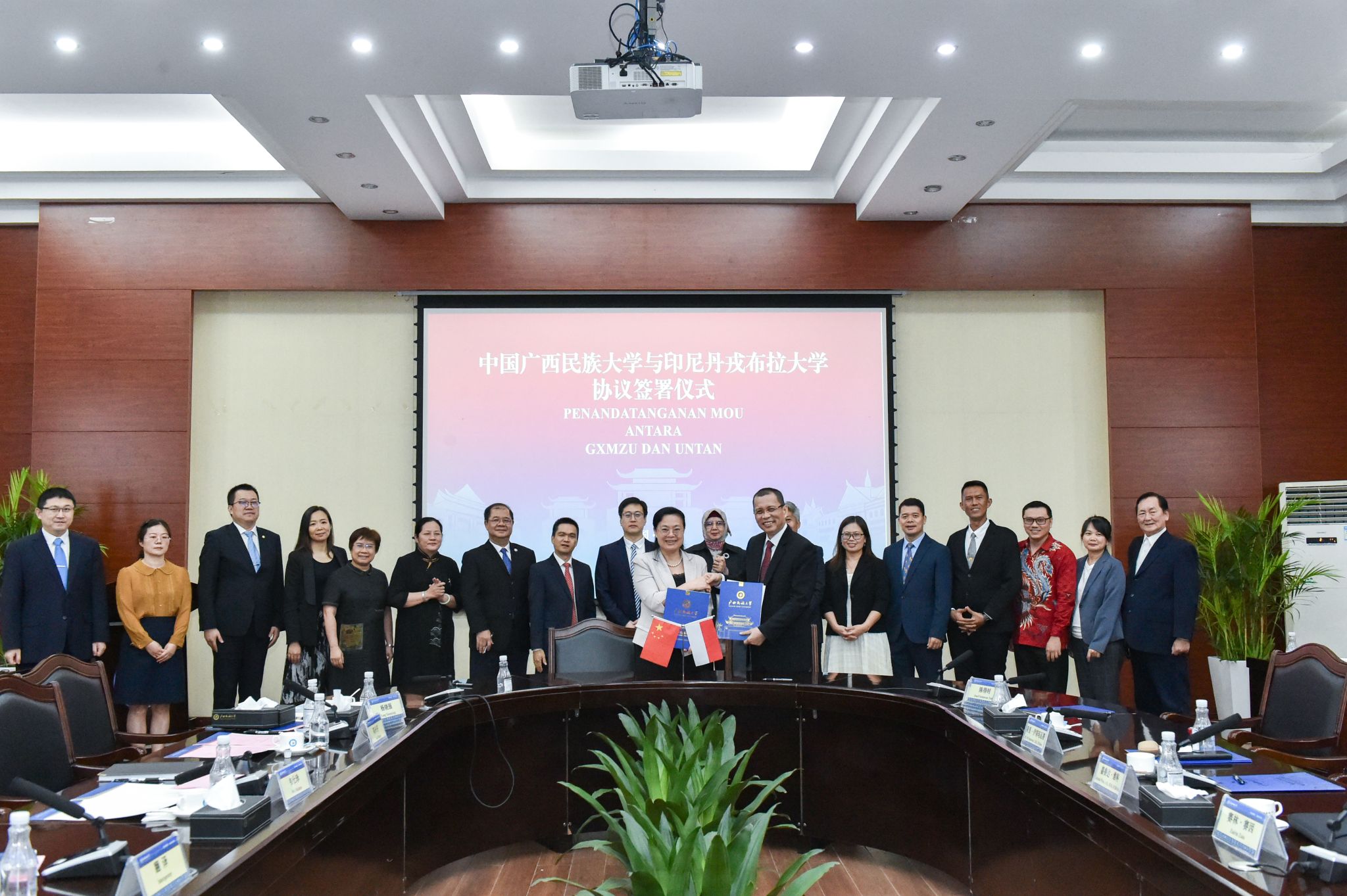 Rektor Untan, Prof. Dr. Garuda Wiko, memimpin delegasi di Guangxi Minzu University, Tiongkok
