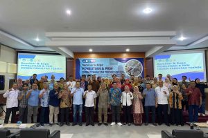 Para dosen dan peserta berfoto bersama usai pembukaan Seminar & Expo Penelitian dan PKM Dosen Fakultas Teknik Universitas Tanjungpura Tahun 2025 di Aula Fakultas Teknik Untan