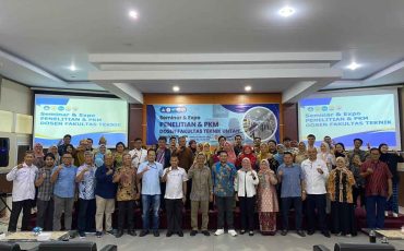 Para dosen dan peserta berfoto bersama usai pembukaan Seminar & Expo Penelitian dan PKM Dosen Fakultas Teknik Universitas Tanjungpura Tahun 2025 di Aula Fakultas Teknik Untan