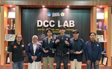 Tim mahasiswa Universitas Tanjungpura bersama dosen pembimbing Ferry Hadary berpose di depan Digital Control and Computation (DCC) Lab. Mereka berhasil menciptakan alat inovatif PostureTrack, sabuk pintar pendeteksi postur tubuh berbasis IoT dan machine learning.