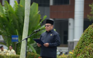 Foto: Wakil Rektor Bidang Kemahasiswaan dan Alumni, Dr. Achmadi, M.Si., memimpin upacara peringatan Hari Pahlawan Nasional Tahun 2025 di halaman Rektorat Universitas Tanjungpura, Pontianak, Senin (10/11).