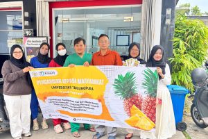 Dosen dan mahasiswa Program Studi Farmasi Universitas Tanjungpura bersama perawat Klinik Alra Care Pontianak Selatan usai kegiatan pelatihan pembuatan Gel Sari Buah Nanas sebagai produk autolisis, Jumat (31/10/2025).