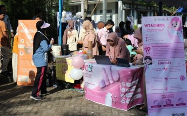 Mahasiswa Fakultas Kedokteran Untan menampilkan beragam inovasi dan layanan kesehatan dalam Bazar Kewirausahaan pada puncak Dies Natalis ke-16.